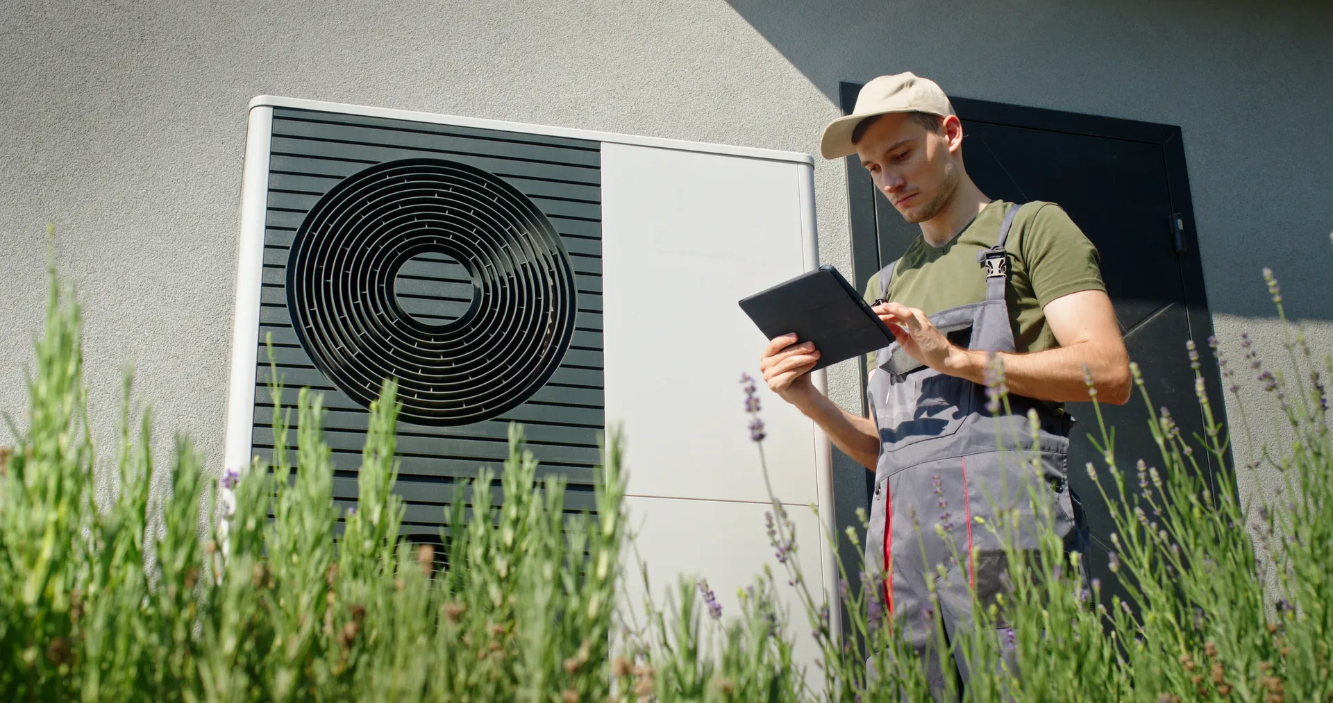 Techniker installiert eine Wärmepumpe in München
